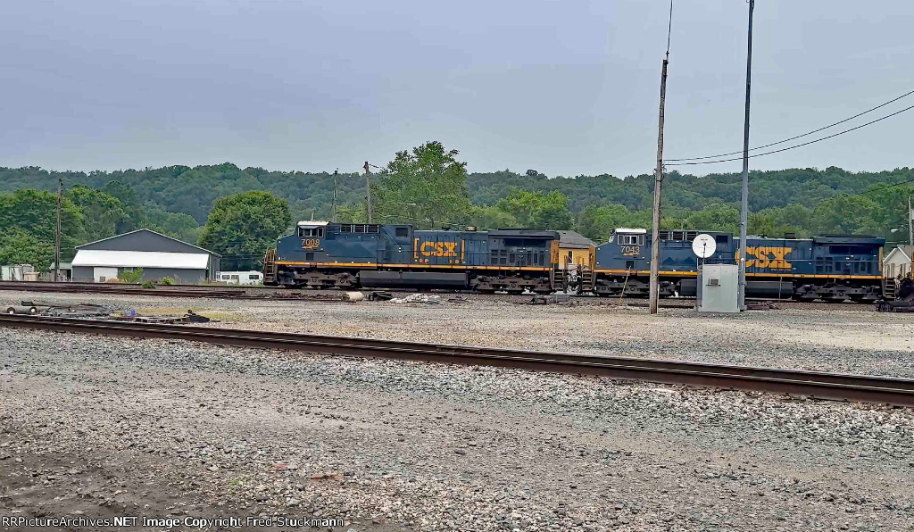 CSX 7008 leads the second M277.
